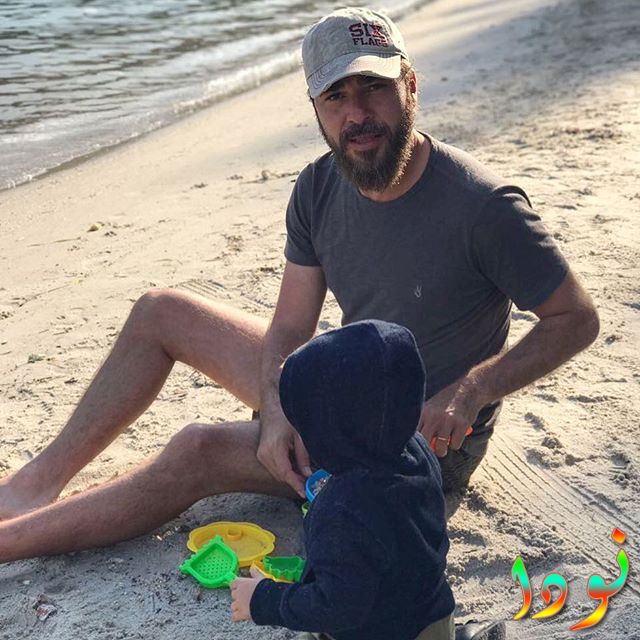 إنجين ألتان على الشاطئ مع ابنه امير