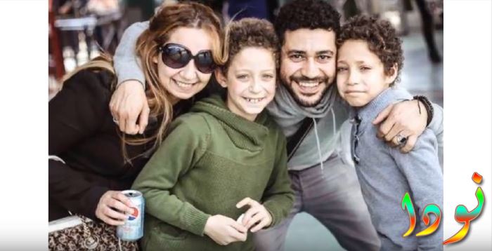 محمد عز مع زوجته وأولاده التوأم عمر وسيف