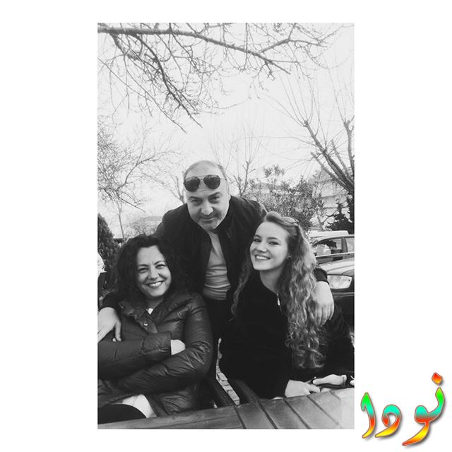 Eslem Akar ( إسلم عكار ) مع والدها وأمها