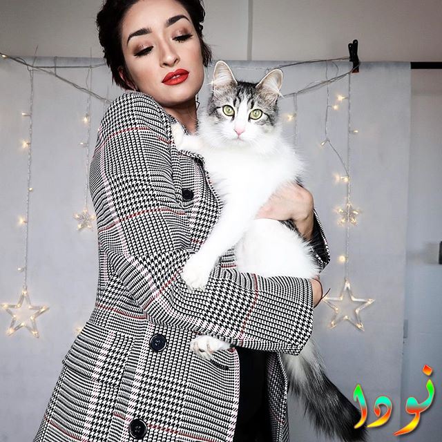 شيرين بوتلة مع قطتها