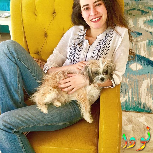 صورة لسارة الشامي مع كلبها