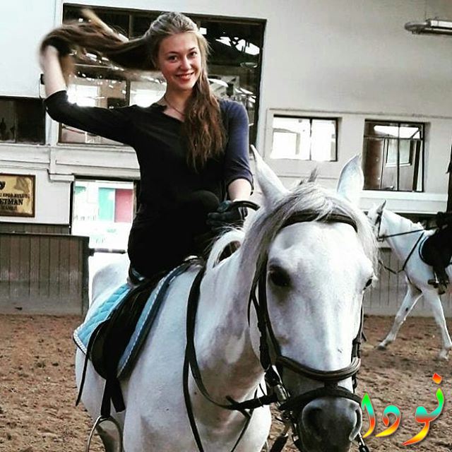 صورة لالكسندرا نيكيفوروفا تركب الحصان