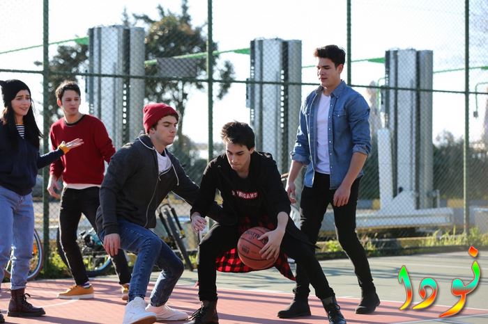 طلبة المدرسة أثناء لعب كرة السلة