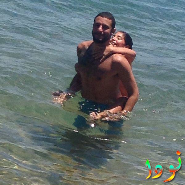 أحمد الفيشاوي وابنته لينا يستمتعان في البحر