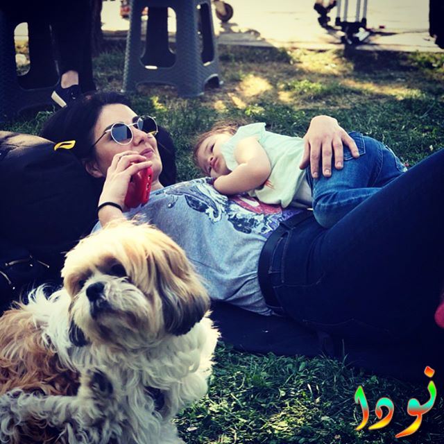 صورة أوزلم يلماز وبنتها وكلبها