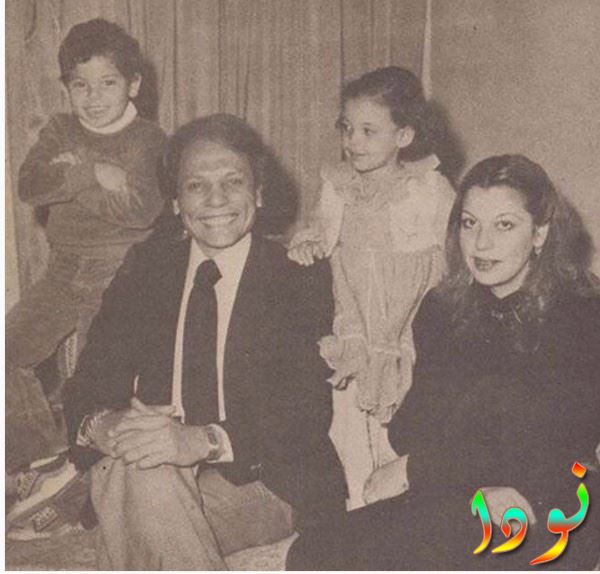 صورة نادرة له مع عائلته