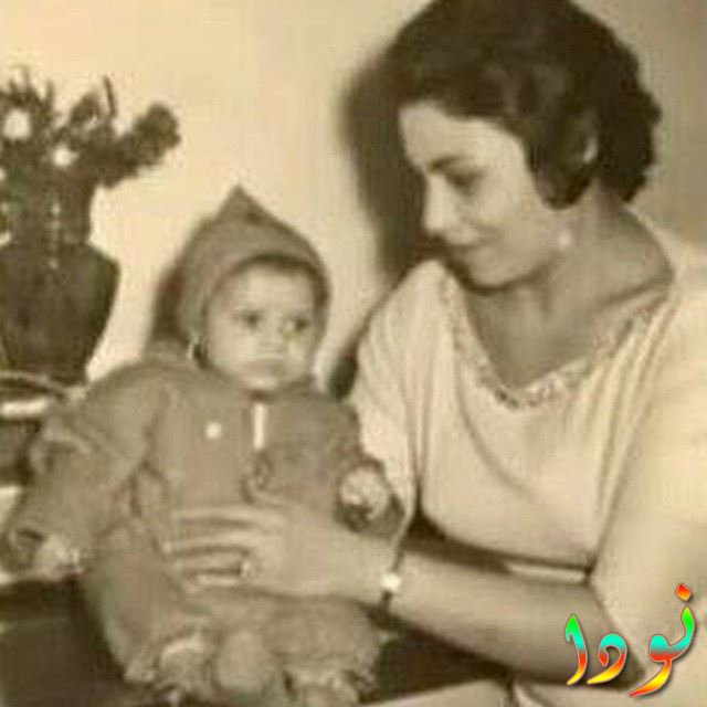 غادة عبد الرازق وهي طفلة مع والدتها
