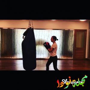 Meryem Uzerli تلعب رياضتها المفضلة الملاكمة