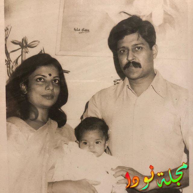 بريانكا شوبرا وهي صغيرة مع والدها ووالدتها