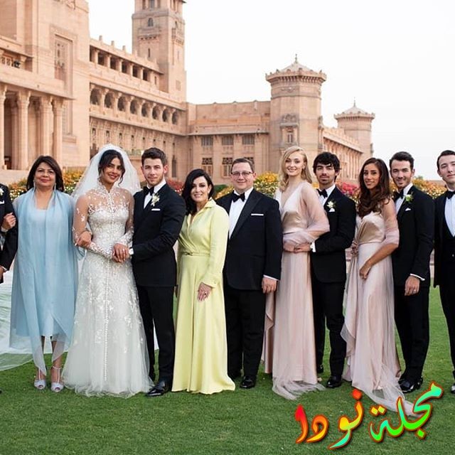 صورة عائلية لبريانكا شوبرا وزوجها وعائلتهم من حفل زفافها