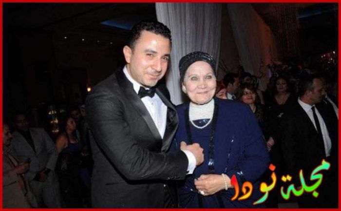 صورة له مع والدته