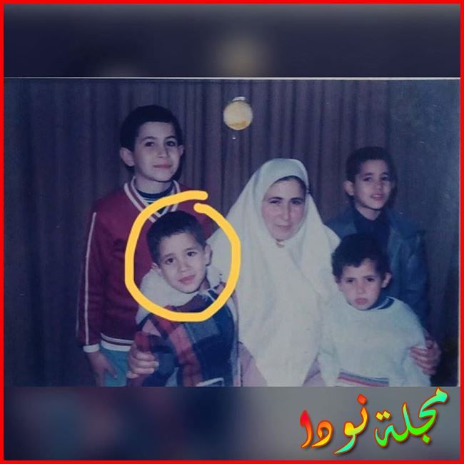 محمود حافظ وهو صغير مع والدته وأخواته