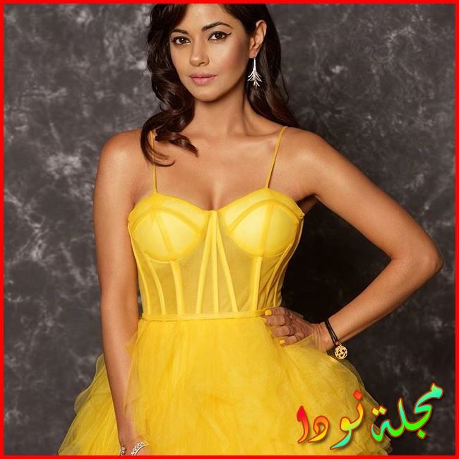 Meera Chopra بالفستان الأصفر الناري