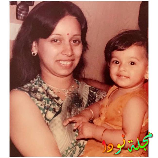 النجمة شيباني دانديكار مع والدتها