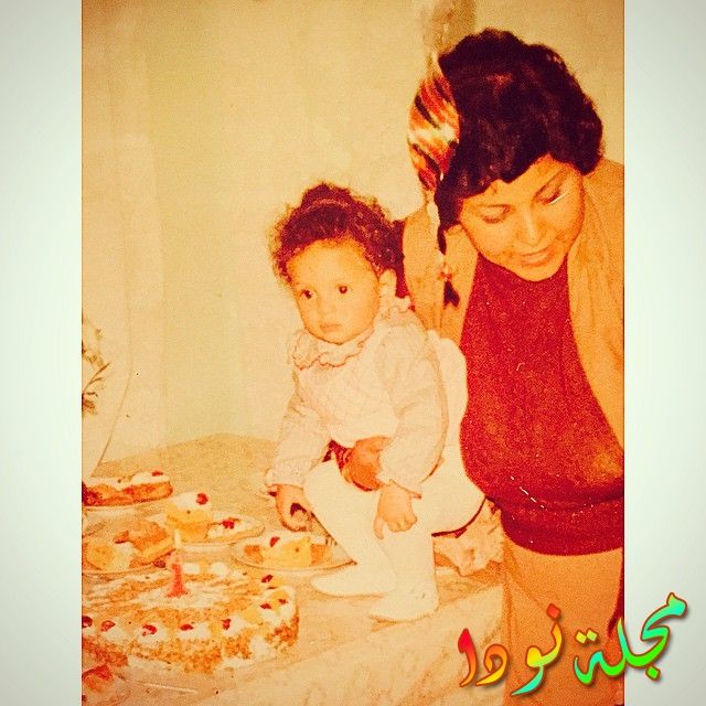 النجمة آمال ماهر مع والدتها وهي طفلة