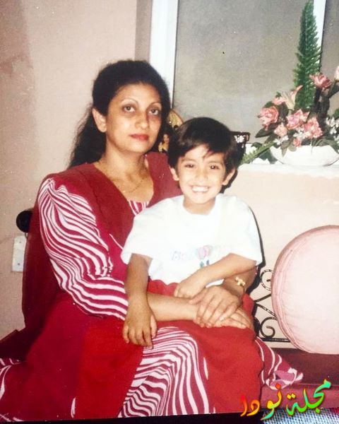 صورة فهمان خان وهو صغير مع امه